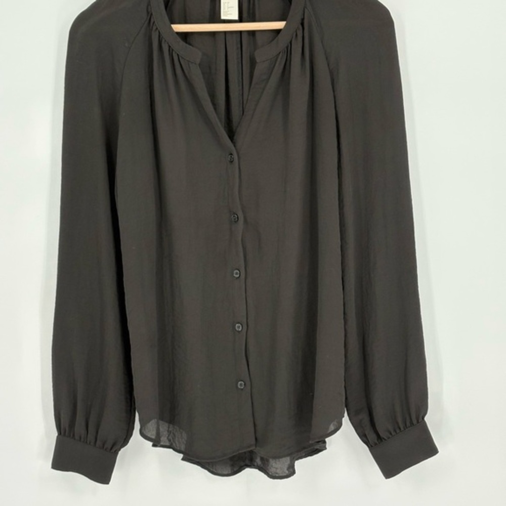 🧲 H&M black long sleeve flowy Button-Up Blouse